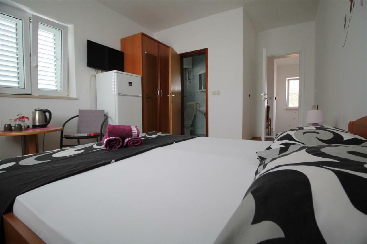 Private Accommodation Carevic Dubrovnik Exterior photo